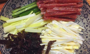 黑木耳泡發(fā)，黑木耳、韭黃、雷筍、青椒切成絲。