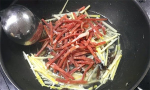 火腿絲、筍絲、黑木耳絲汆水后，瀝干。