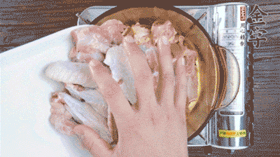加料酒、蔥姜焯水2分鐘，清洗備用。