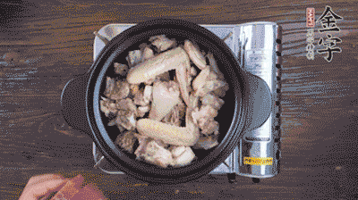 將雞肉塊、火腿、料酒、姜一同放入在燉鍋中，加冷水大火煮開后，小火燉煮40分鐘。