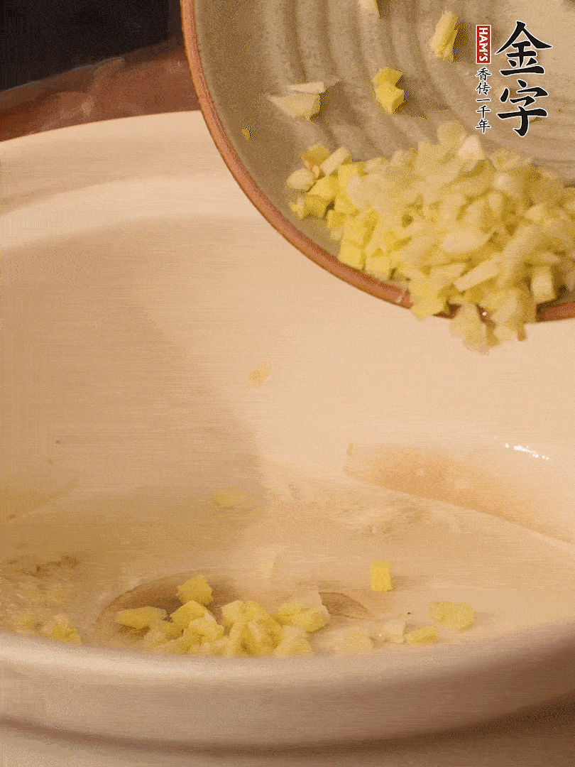 熱油下鍋，姜爆香。下冬瓜略微翻炒。