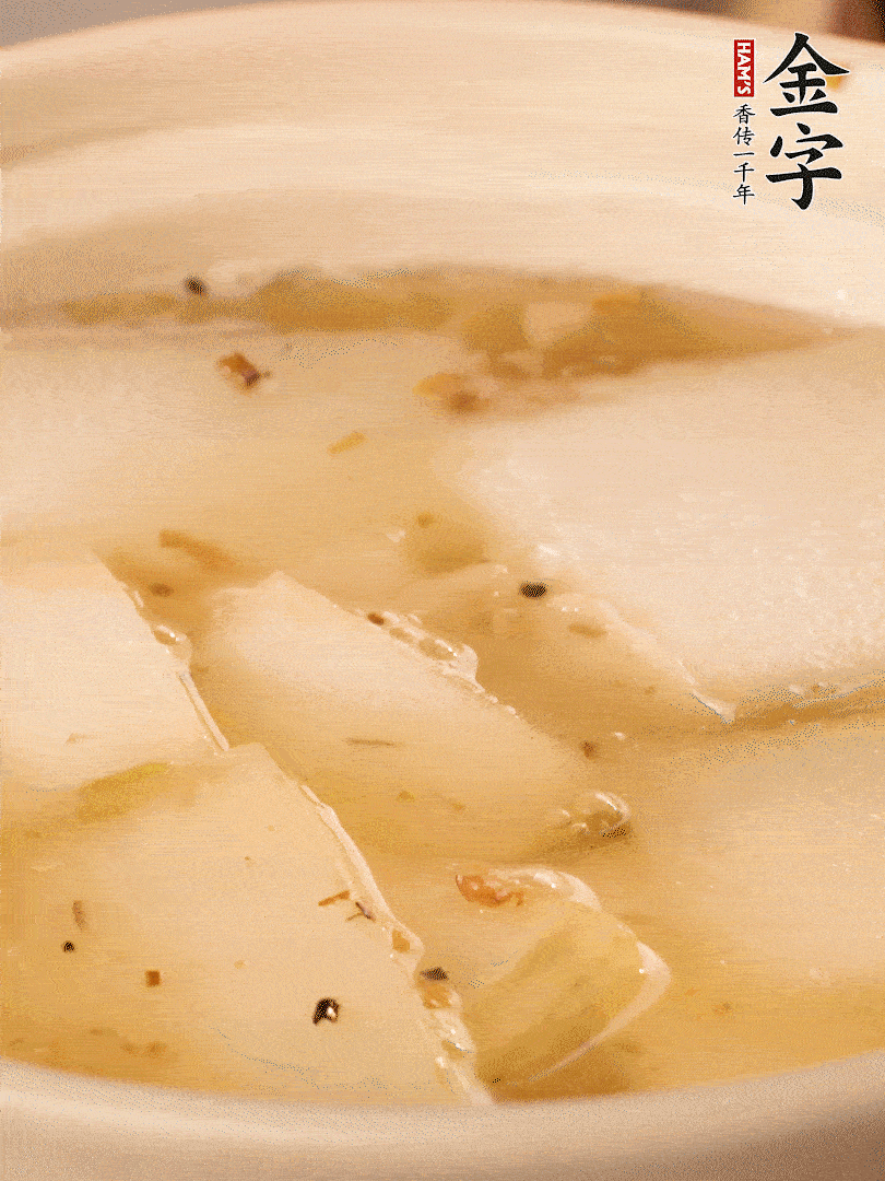 加入適量清水，再放咸肉，淋點(diǎn)黃酒添味。