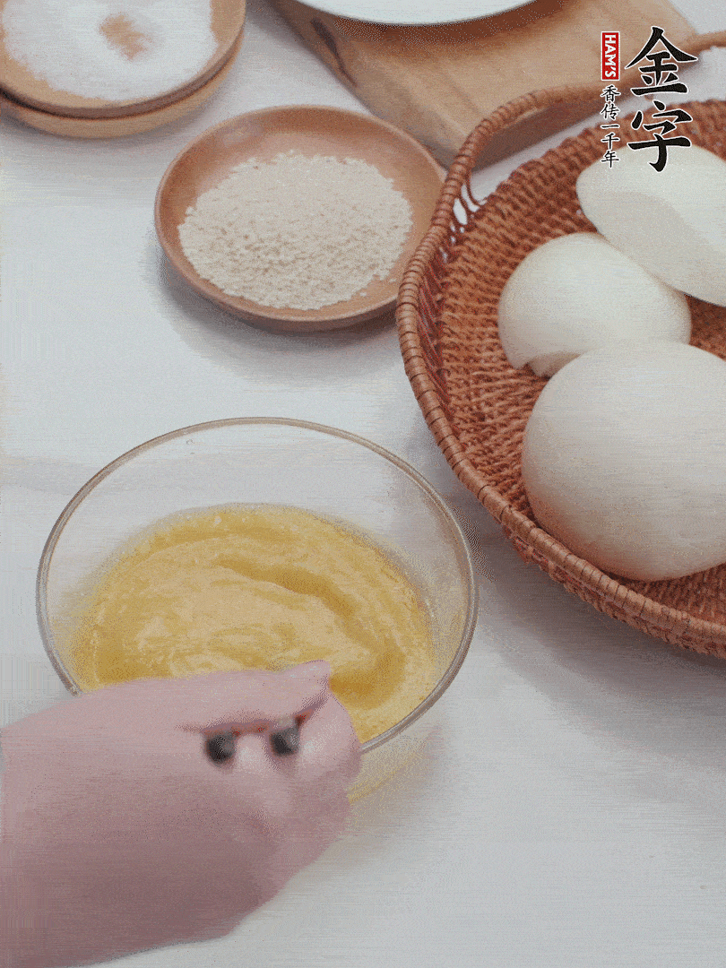 2個(gè)雞蛋加入1小勺鹽、1/2小勺胡椒粉打散。