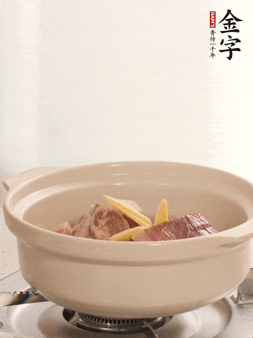 湯鍋放入排骨、火腿、姜，加適量水。煮開后轉(zhuǎn)小火燉40分鐘。