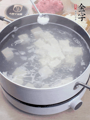 金字火腿上方120g切薄片。