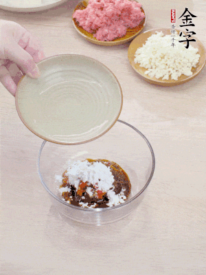 熱油起鍋，五花肉煸出油脂，表面微微發(fā)黃。