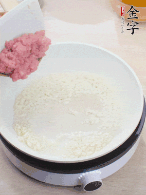 下火腿片、筍干均勻翻炒后，加2勺料酒、適量清水。