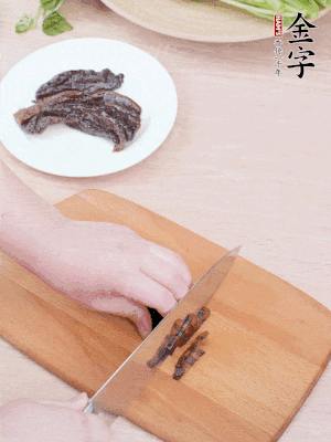 金字醬油肉下鍋煮10分鐘，切薄片。