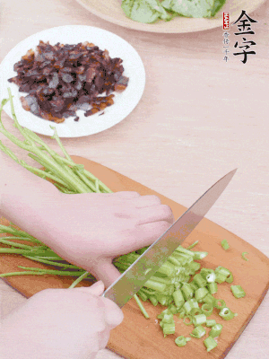 空心菜摘掉葉子，菜梗切成丁。