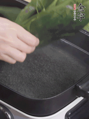 粽葉入沸水煮1分鐘，翻面再煮1分鐘，清洗干凈加水浸泡。