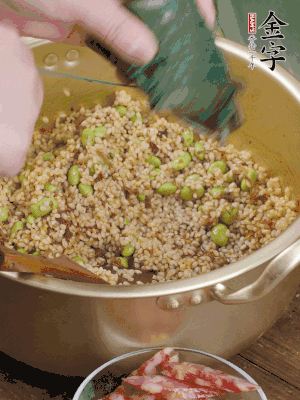 再附一張粽子，一齊向后折疊，線繩捆綁。