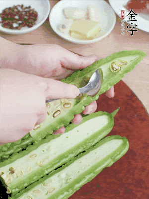 苦瓜去籽切薄片，一點(diǎn)鹽拌勻，10分鐘后沖洗控干。香蔥切蔥花、姜切末、蒜拍碎、干辣椒切圈。