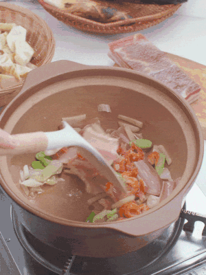 砂鍋中倒入油，放入姜片、蔥段、咸肉、海米炒出香味。