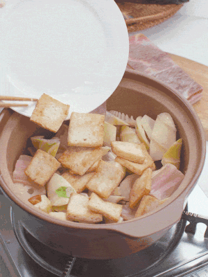 依次下春筍、豆腐，開水沒過食材。