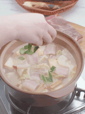 一小撮鹽、糖、雞精調(diào)味，最后撒點蒜葉點綴。