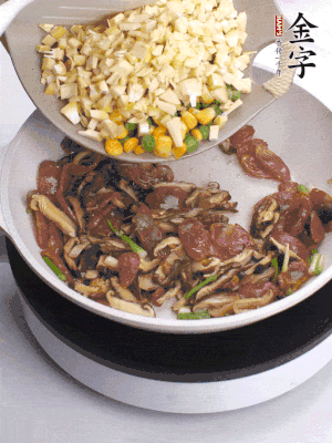鍋里熱油，爆香蔥白，下香腸片炒至微微出油，加時(shí)蔬粒、香菇粒、春筍粒翻炒均勻。
