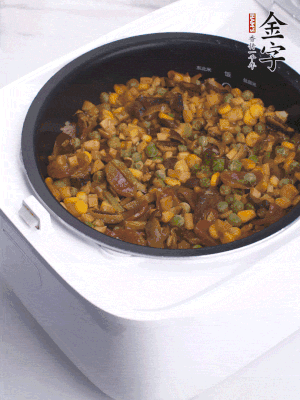 電飯煲按煮飯鍵，出鍋撒蔥花。