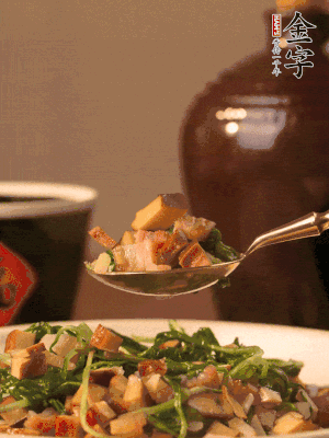 出鍋前嘗味，味淡加點(diǎn)鹽。