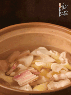 春筍、咸肉、咸肉一起入砂鍋，加姜片、料酒、清水大火煮沸到湯色變白。轉(zhuǎn)小火慢篤半小時。