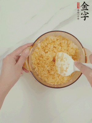 隔夜剩米飯加蛋黃攪拌均勻。