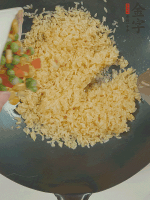下豌豆粒、胡蘿卜粒、玉米粒。（買現成冷凍的雜菜即可，非常方便）