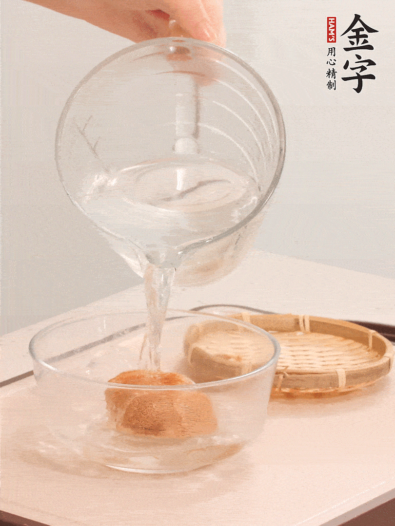 猴頭菇至少泡發(fā)半小時(shí)，將浸泡后的黃水?dāng)D干；
