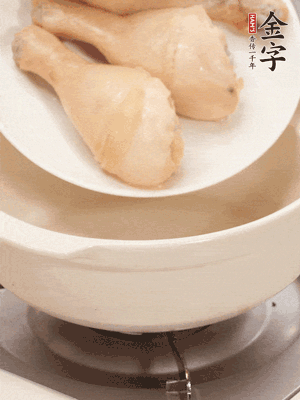 雞腿、火腿、干貝、蒜頭放入砂鍋內(nèi)燉1小時(shí)