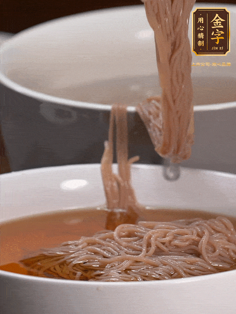 蘋果醋，一點(diǎn)鹽、糖、醬油，兌入涼白開水調(diào)成簡易冷面湯，放水箱冷藏