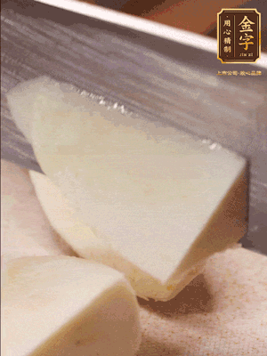 茭白去殼，底部一層老皮刨掉，切成滾刀塊