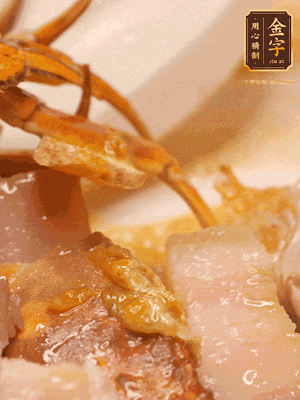 顏色變紅時(shí)，放蔥結(jié)、姜片煸香，再放咸肉、茭白、毛豆翻炒