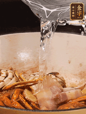 加料酒/花雕酒去腥，加入開(kāi)水燜10分鐘左右