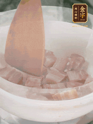 砂鍋內(nèi)咸肉微微煸出香味，再倒入開水。放排骨滾開后轉(zhuǎn)中小火篤30分鐘。（水盡量一次加足，以免中途加水沖淡鮮味。這一步是湯底濃白的關(guān)鍵）