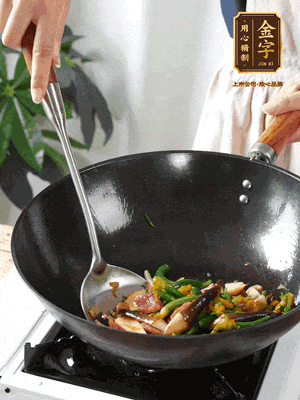 煸香蒜末，下香腸翻炒均勻，再依次下雞縱菌、黃瓜花