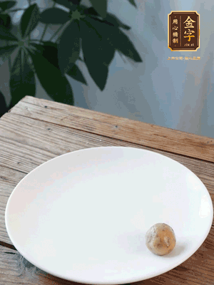 做水油皮、油酥 將油皮材料放入料盆中，加100ml水?dāng)嚢璩裳┗ㄆ瑺?。在案板上反?fù)揉搓成有一定筋度的光潔面團(tuán)，搓成14個(gè)團(tuán)子。
