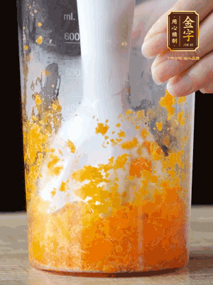 加玉米油、水怡、水揉搓成細(xì)膩的面團(tuán)。松弛半小時(shí)后，分成37g一個(gè)