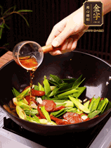 下蒜苗炒軟，沿鍋邊烹入一勺料酒，加醬油、蠔油、白糖調(diào)味炒勻