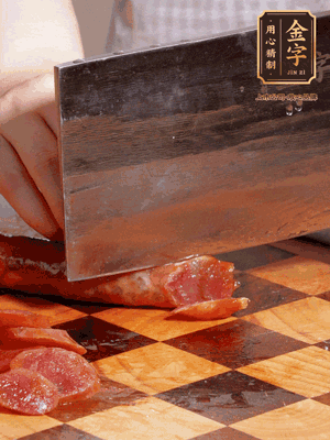 金字香腸煮熟，切片