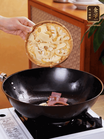 油熱，下蒜末、火腿煸炒出香味，再下筍片微微翻炒