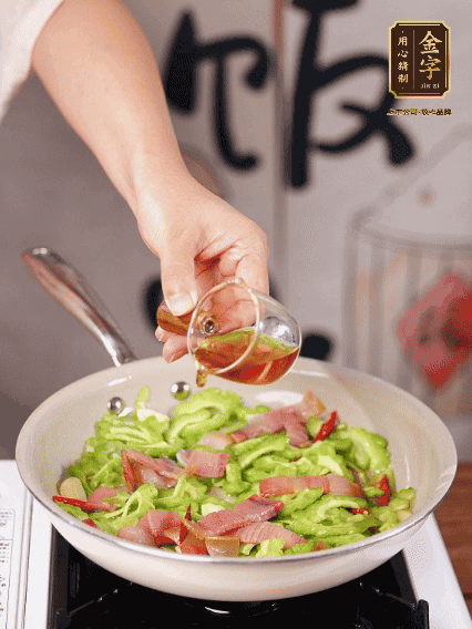 淋一圈料酒，少許糖調(diào)味