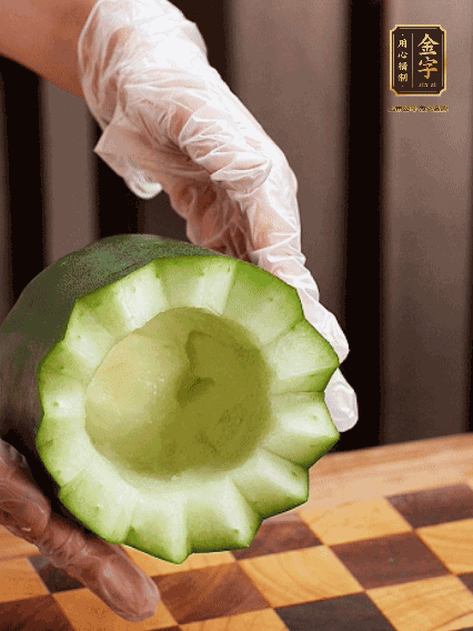 將小冬瓜洗凈，頂端切開去瓜瓤，改刀切口呈鋸齒狀