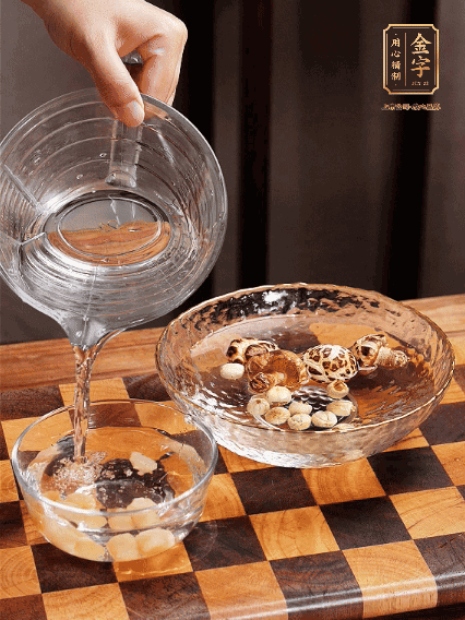 將雞肉、鮑魚、蝦仁焯水，冬菇、蓮子、干貝泡發(fā)