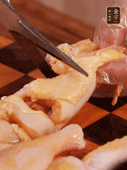 土雞處理干凈，切成大塊，加蔥姜、花雕酒、鹽腌制10分鐘